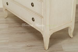 Classic style chest of drawers in solid wood with very antique lacquered finish